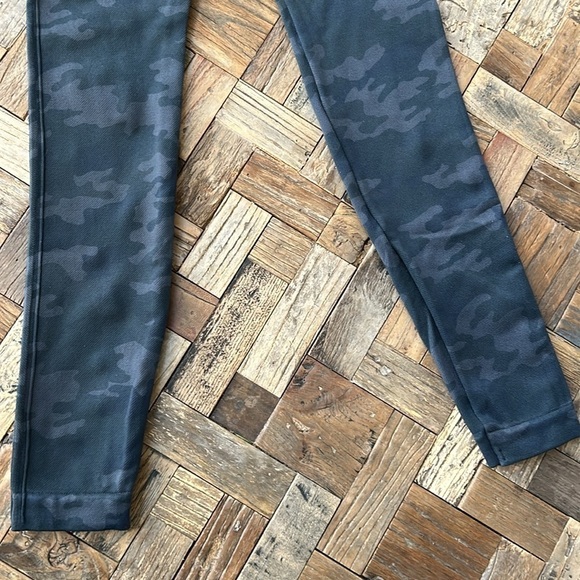 Spanx Look At Me Now Seamless Leggings Black Gray Camo - Picture 6 of 6